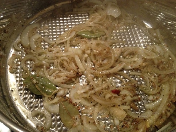 Zwiebeln in Kasserolle