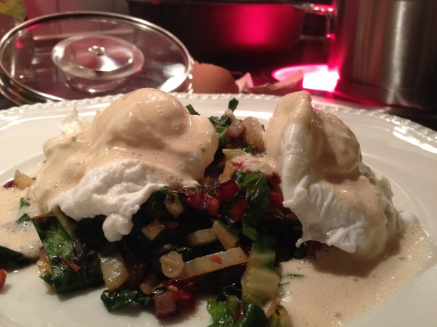 Verlorene Eier mit Mangold und Senfsauce