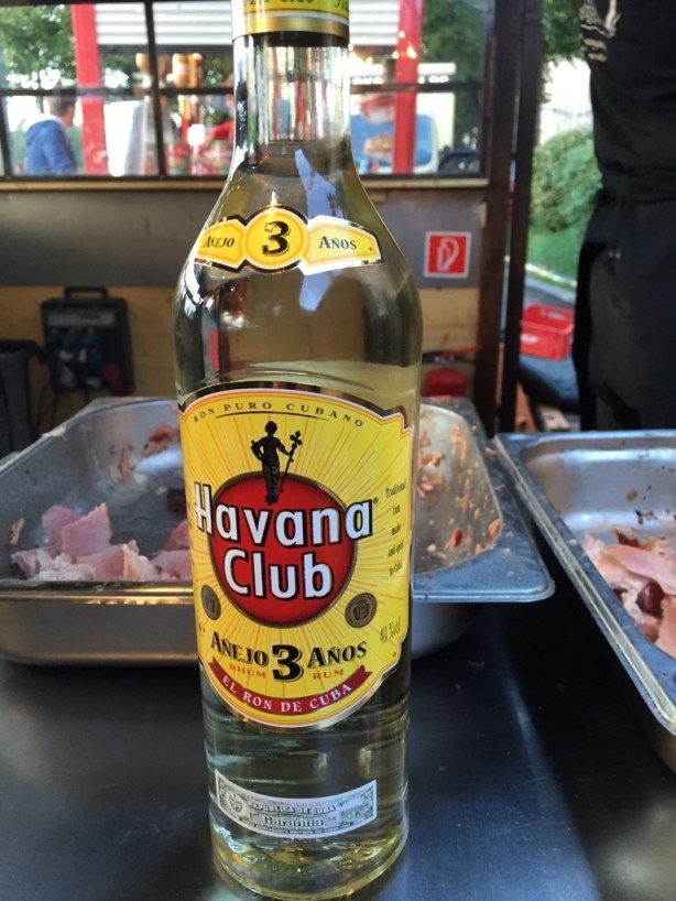 und das war ein Geschenk an uns - wir haben Knochen und alles gesammelt für die Deutsche Dogge und dieser Gast hat uns damit belohnt... irre toll!! wir lieben unsere Gäste, sie sind einfach unglaublich :-)