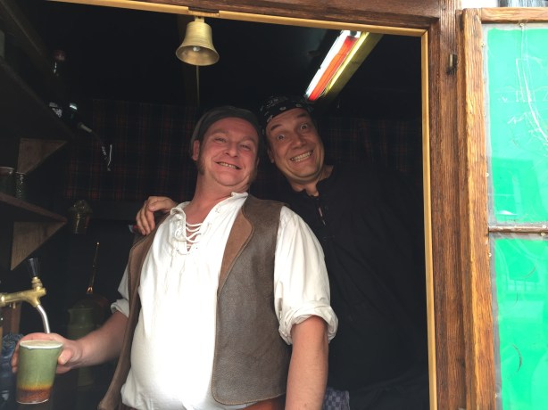 Stephan, was macht Arnt in deinem kleinsten Pub der Welt?