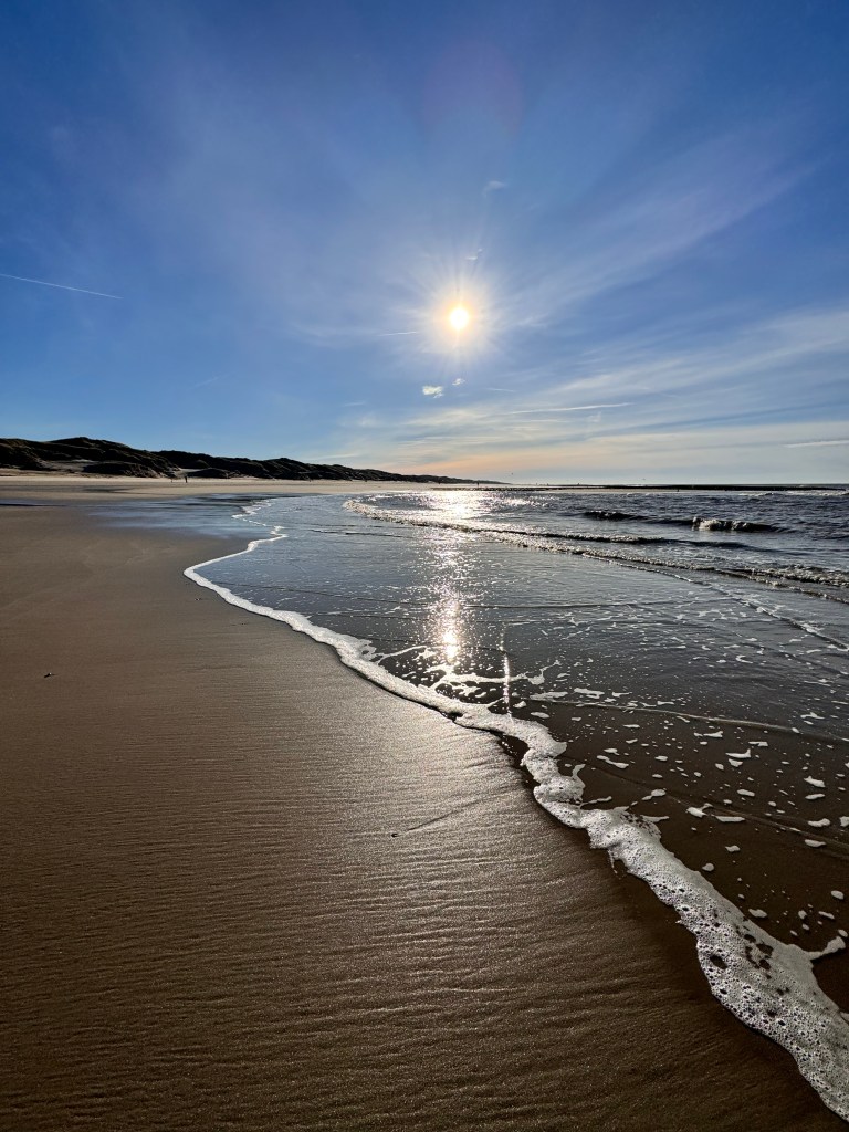 Strand und das seichte Meer an einem ruhigen, sonnigen Tag im Januar. 